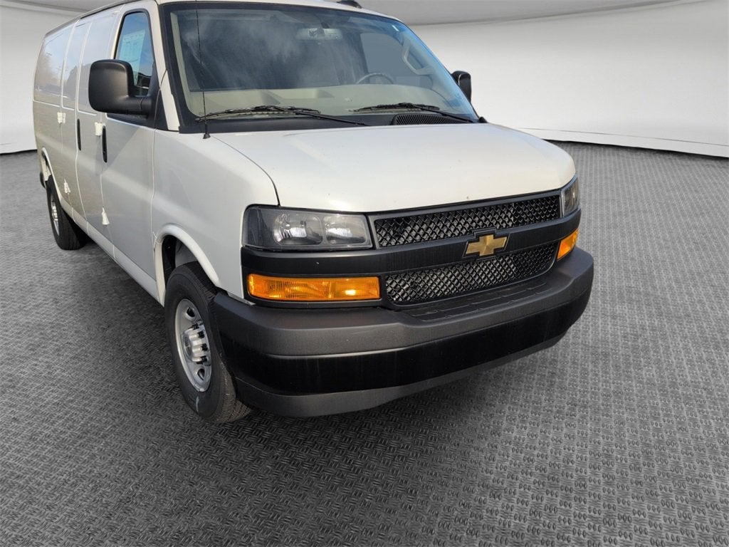 2025 Chevrolet Express Cargo 3500 WT