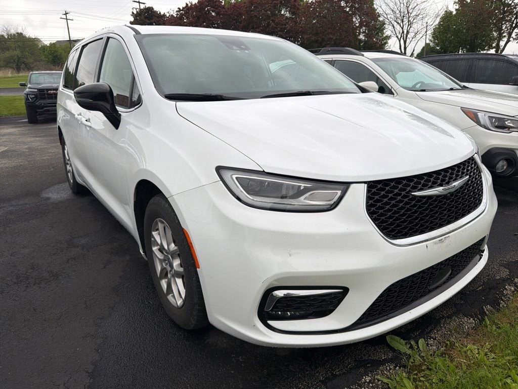 2024 Chrysler Pacifica Touring L's photo